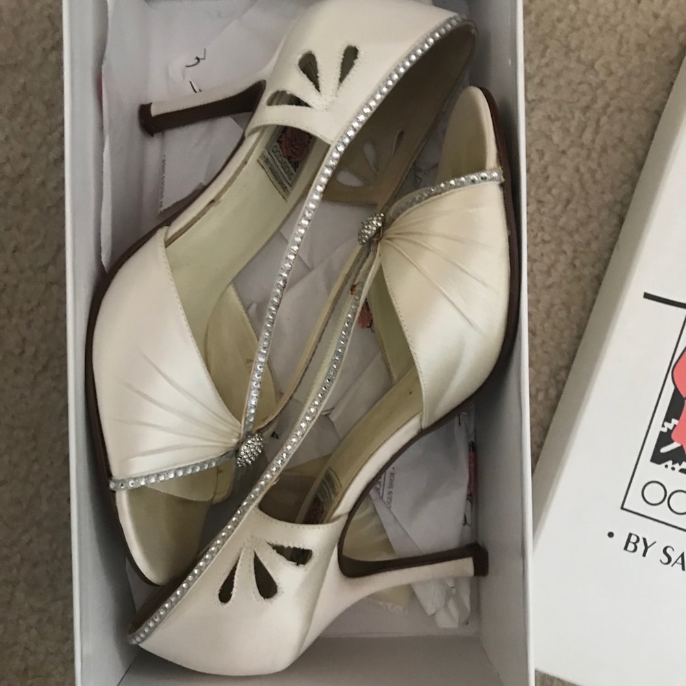 White peep toe pump with Crystals